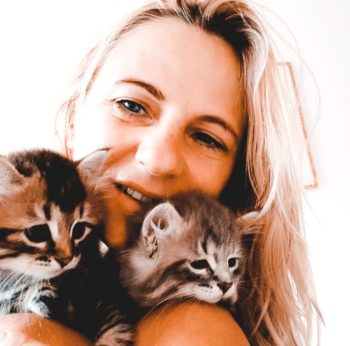 Anna, criadora de gatos siberianos Sietevidas, con dos gatitos